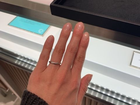 【ティファニー(Tiffany & Co.)の口コミ】 プラチナ素材。シンプルで、ウェーブの波打ちが指を細く見せてくれます。2…