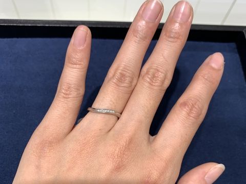 【4℃ BRIDAL(ヨンドシーブライダル)の口コミ】 ウェーブのデザインで指が細く見える形です。とてもキラキラしていて、つ…