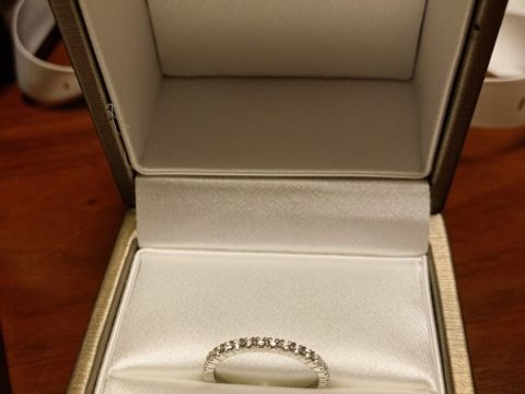 【ブルガリ(BVLGARI)の口コミ】 石が目立ちすぎるデザインが好みではなかったため、
ハーフエタニティリン…