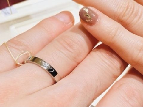 【カルティエ(Cartier)の口コミ】 彼がデザイン重視だった為
ブランドロゴが目立つデザインを試着してみまし…