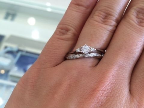 【Disney Cinderella(ディズニー シンデレラ)の口コミ】 キラキラとダイヤが流れるようにセッティングされていて、細かく輝きます(…