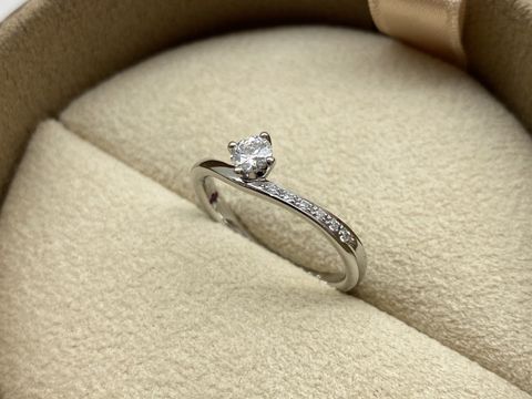 【COLANY(コラニー)の口コミ】 見た瞬間、この指輪だ！！！と思いましたが彼の予算内ではなかったので1度…