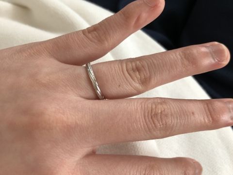 【銀座ダイヤモンドシライシの口コミ】 指輪は細めで、ダイヤモンドがウェーブ状に入っているものです。
普段、仕…