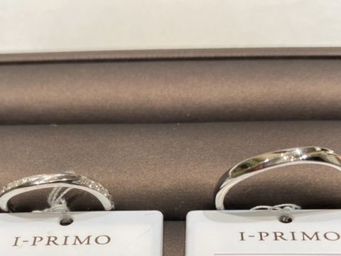 【アイプリモ(I-PRIMO)の口コミ】 ウェーブデザインでサイドにメレダイヤが入っています。
派手すぎず、大人…
