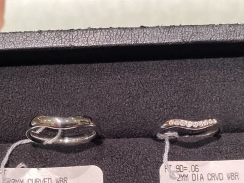 【ティファニー(Tiffany & Co.)の口コミ】 エルサ・ペレッティのバンドリングです。
緩やかなVラインにメレダイヤが…