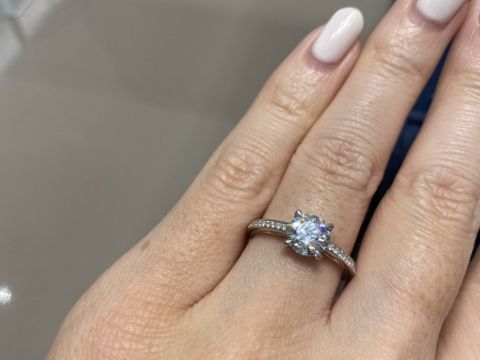 【4℃ BRIDAL(ヨンドシーブライダル)の口コミ】 1カラットのダイヤモンドにメレダイヤのバンドが美しいリングです。
バン…