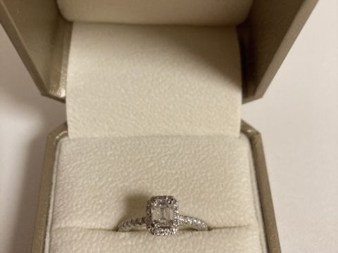 【ORECCHIO(オレッキオ)の口コミ】 決め手はダイアモンドのデザインです。
エメラルドカットがどうしても欲し…