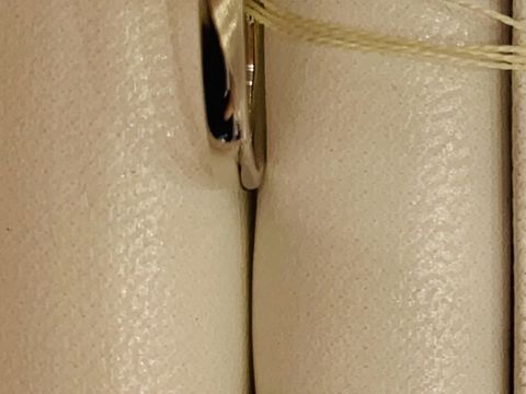 【Ponte Vecchio(ポンテヴェキオ)の口コミ】 モルビトシリーズで5石が斜めに入っているタイプです。
ダイヤモンドは白…