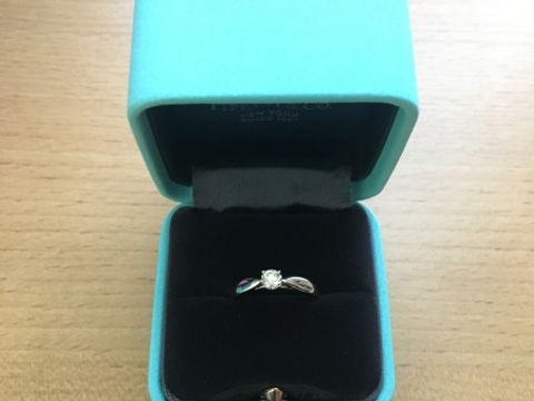 【ティファニー(Tiffany & Co.)の口コミ】 彼が1人でお店に行って、選んで買ってくれました。友人などに婚約指輪は何…