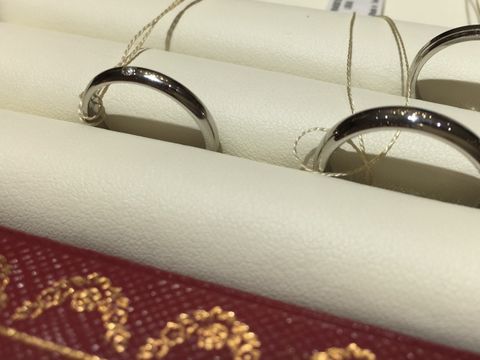 【カルティエ(Cartier)の口コミ】 シンプルなデザインの結婚指輪です。
ダイヤの入っている、シンプルなデザ…