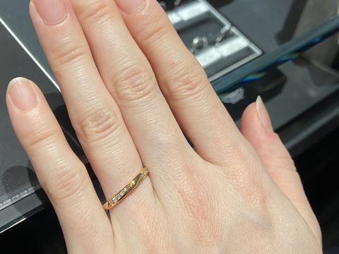 【エクセルコダイヤモンド(EXELCO DIAMOND)の口コミ】 ダイヤが斜めに入っていて、真ん中が入ってない形なので、キラキラしつつ…