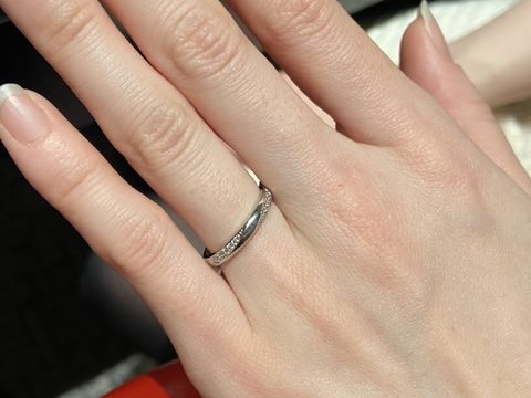 【エクセルコダイヤモンド(EXELCO DIAMOND)の口コミ】 斜めにダイヤモンド入っていて、真ん中がプラチナなので、キラキラしつつ…