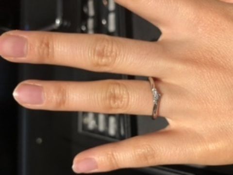 【エクセルコダイヤモンド(EXELCO DIAMOND)の口コミ】 ■素材
普段のジュエリーはイエローゴールドばかりでしたが、プラチナはこ…
