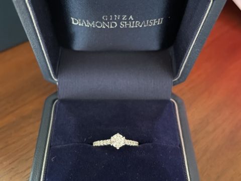 【銀座ダイヤモンドシライシの口コミ】 センターに0.36ct、クラリティIFのダイヤモンド。そのまわりにメレダイヤ…