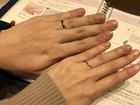 【銀座ダイヤモンドシライシの口コミ】 ダイヤのついてないシンプルなデザインから、ダイヤが何石か入っている華…