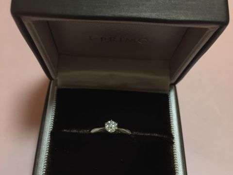 【アイプリモ(I-PRIMO)の口コミ】 ダイヤが一粒のシンプルなデザインにしました。ダイヤの中心に向かってリ…
