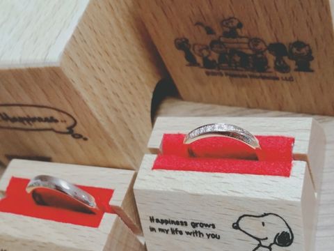 【with Happiness..の口コミ】 婚約指輪と重ねて着けたかったので、婚約指輪とセットになっていたリング…