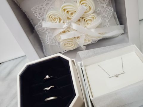 【4℃ BRIDAL(ヨンドシーブライダル)の口コミ】 本当はペアが良かったですが、かなり迷ってお互いタイプの違う指輪を選び…
