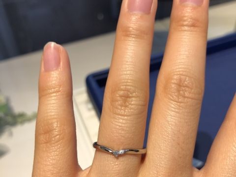 【銀座ダイヤモンドシライシの口コミ】 かなり細身のため、指輪を付けてる感が苦手な人におすすめです。指を長く…