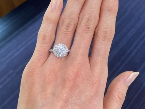 【GALA JEWELRY(ガラジュエリー)の口コミ】 こちらは夢の1ctダイヤに、パヴェダイヤを、二重で取り囲んだとても贅沢な…