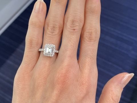 【GALA JEWELRY(ガラジュエリー)の口コミ】 こちらのダイヤは、よくあるブリリアントラウンドカットではなく、お洒落…