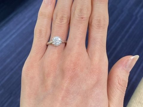 【GALA JEWELRY(ガラジュエリー)の口コミ】 シンプルな枠の1ctのリングです。実物はとても美しいダイヤのリングでした…