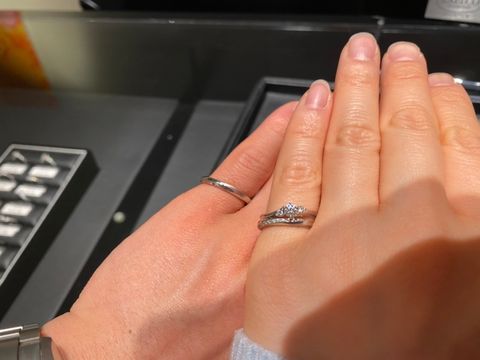 【エクセルコダイヤモンド(EXELCO DIAMOND)の口コミ】 新婦側はウェーブタイプの婚約指輪との相性を確認しました。斜めにダイヤ…