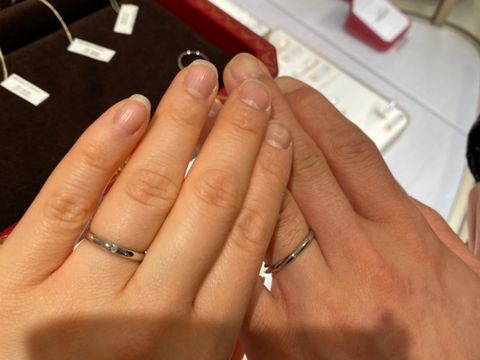 【カルティエ(Cartier)の口コミ】 新婦の希望で試着しました。シンプルなストレートラインですが、手のひら…