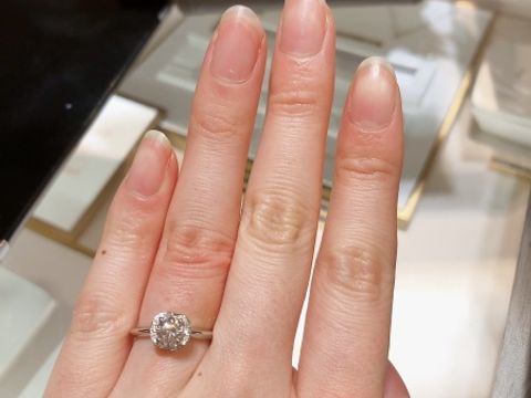 【ブルガリ(BVLGARI)の口コミ】 センターダイヤは、0.5ct〜扱ってました。センターダイヤの周りを360度小…
