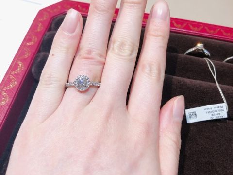 【カルティエ(Cartier)の口コミ】 センターダイヤの周りを一周小さなダイヤモンドがとり囲むデザインです。…
