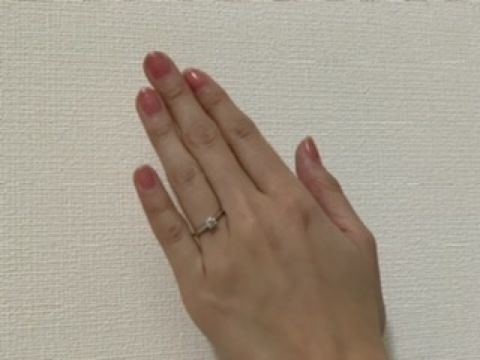 【カルティエ(Cartier)の口コミ】 シンプルでダイヤのカットが綺麗だった為、こちらの指輪に決めました。別…