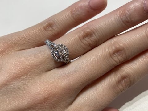 【BRILLIANCE+(ブリリアンスプラス)の口コミ】 ダイヤモンドとリング枠を組み合わせてセミオーダーで作成できます。ヘイ…