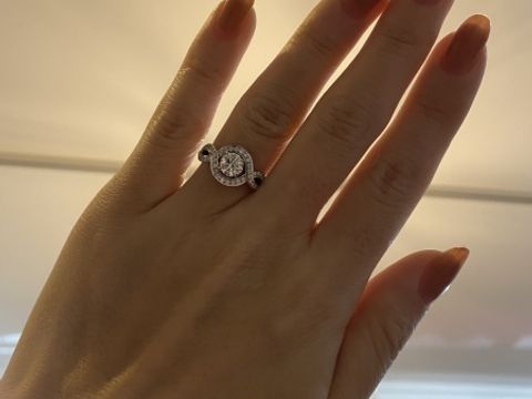 【ハリー・ウィンストン(Harry Winston)の口コミ】 憧れのハリーウィンストンです。
婚約指輪感のある指輪にも憧れましたが、…