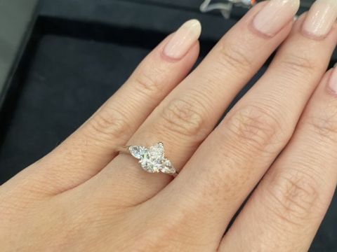 【グラフ(GRAFF)の口コミ】 ペアシェイプはカラット数以上に見た目が大きく感じました。
また、サイド…