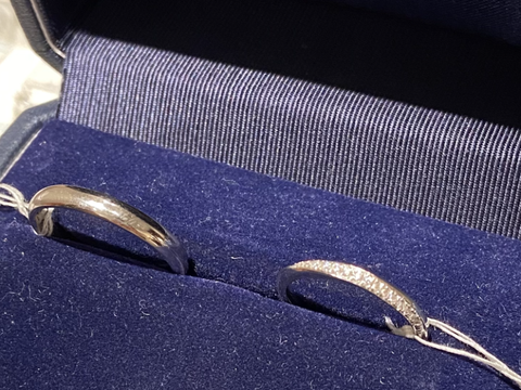 【銀座ダイヤモンドシライシの口コミ】 斜めにダイヤモンドが入っていて、どこから見ても、暗いところでもすごい…