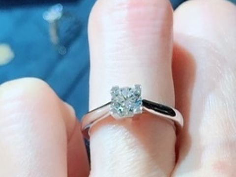 【ハリー・ウィンストン(Harry Winston)の口コミ】 一粒ダイヤモンドですが細部がとても凝っていてさすがハリーウィンストン…