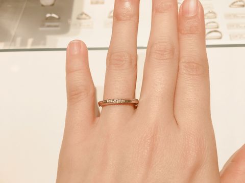 【GALA JEWELRY(ガラジュエリー)の口コミ】 ストレートタイプですが斜めにデザインがあるため、ウェーブにも似ている…