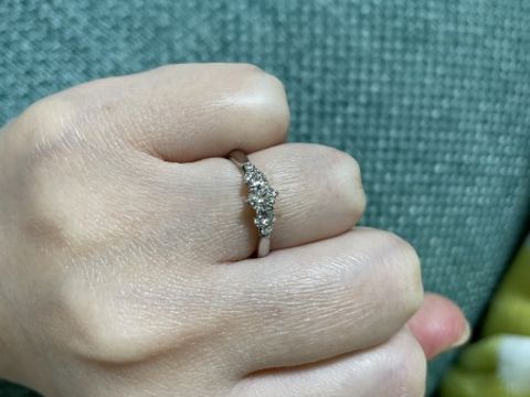 【銀座ダイヤモンドシライシの口コミ】 真ん中に大きめのダイヤモンド、サイドにはメレダイヤがあしらわれていて…