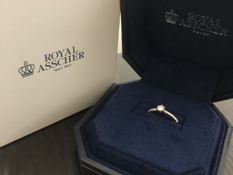 【ROYAL ASSCHER(ロイヤル・アッシャー)の口コミ】 指輪の基準はダイヤモンドの輝きです。限られた予算内で1番綺麗に輝くデザ…