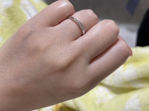 【銀座ダイヤモンドシライシの口コミ】 結婚指輪はダイヤが引っかからないものを探していました。仕事上、派手す…