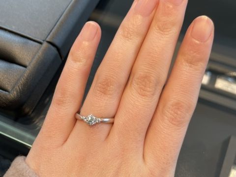 【エクセルコダイヤモンド(EXELCO DIAMOND)の口コミ】 真ん中に大きめのダイヤモンド、サイドにも小さなダイヤがあしらわれてい…