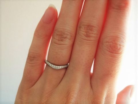 【4℃ BRIDAL(ヨンドシーブライダル)の口コミ】 シンプルで華奢なデザインが気に入ったのはもちろんですが、着け心地がと…