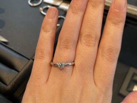 【エクセルコダイヤモンド(EXELCO DIAMOND)の口コミ】 真ん中に大きめのダイヤモンドと、サイドは斜めに流れるように入る小さな…