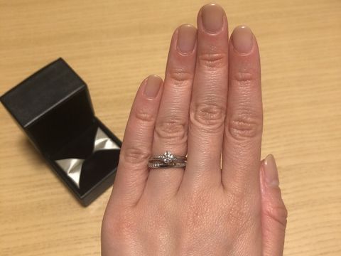 【エクセルコダイヤモンド(EXELCO DIAMOND)の口コミ】 婚約指輪は、ダイヤが宙に浮いているデザインです。浮いたダイヤの下にメ…