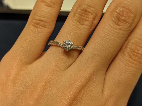 【4℃ BRIDAL(ヨンドシーブライダル)の口コミ】 中央に向かって細くなっているV字リングを試着させていただきました。爪が…