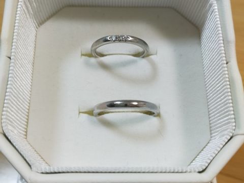 【4℃ BRIDAL(ヨンドシーブライダル)の口コミ】 結婚指輪はいつ着けても、指にフィットしやすく
そこまで目立たないデザイ…