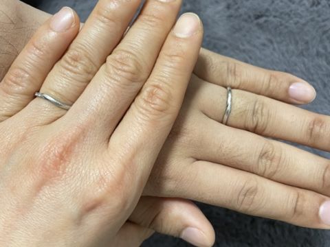 【俄(にわか)の口コミ】 主人はよくある結婚指輪は面白くないから、デザインが派手なものか、コン…