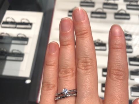 【ラザール ダイヤモンド(LAZARE DIAMOND)の口コミ】 真ん中のダイヤの横、左右にダイヤが流れているものを探していました。ダ…