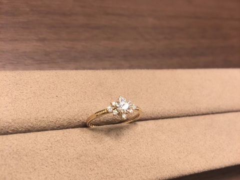 【infinitylove(インフィニティラヴ)の口コミ】 私の好きなひまわりのデザインの指輪を選んでプレゼントしてくれました。
…