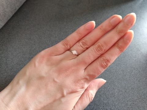 【Koo-fu(クーフー)の口コミ】 デザインはメレで探していて、指にはめた感じも良かったので決めました。…
